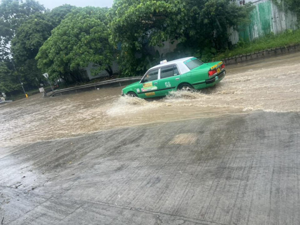 黃雨｜天文台留意天氣變化考慮發紅雨 網民分享各區暴雨情況 留言熱議 「直頭要黑雨啦」