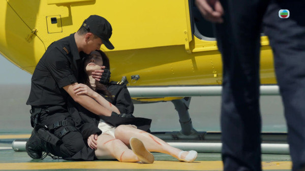  執法者們｜蔡潔做人質全素顏殘樣上陣零包袱 被鞭打場口網民錯重點讚皮膚白滑