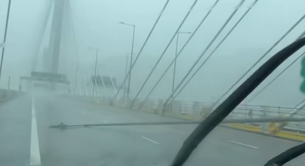 颱風韋帕｜車Cam直擊十號波勇闖汀九橋 燈柱倒塌 橫跨3綫超驚險