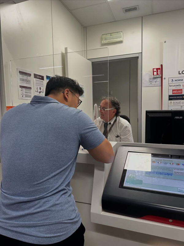 旅客歐遊住酒店天花板竟漏屎 報銷逾3萬財產 網民幽默:至少不是睡覺時