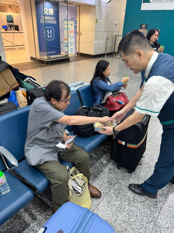 颱風韋柏｜十號風球香港消防搏命抗颶風 清理冧樹險象環生！逾萬市民留言