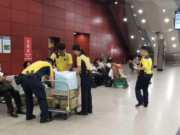 颱風韋柏｜十號風球香港消防搏命抗颶風 清理冧樹險象環生！逾萬市民留言