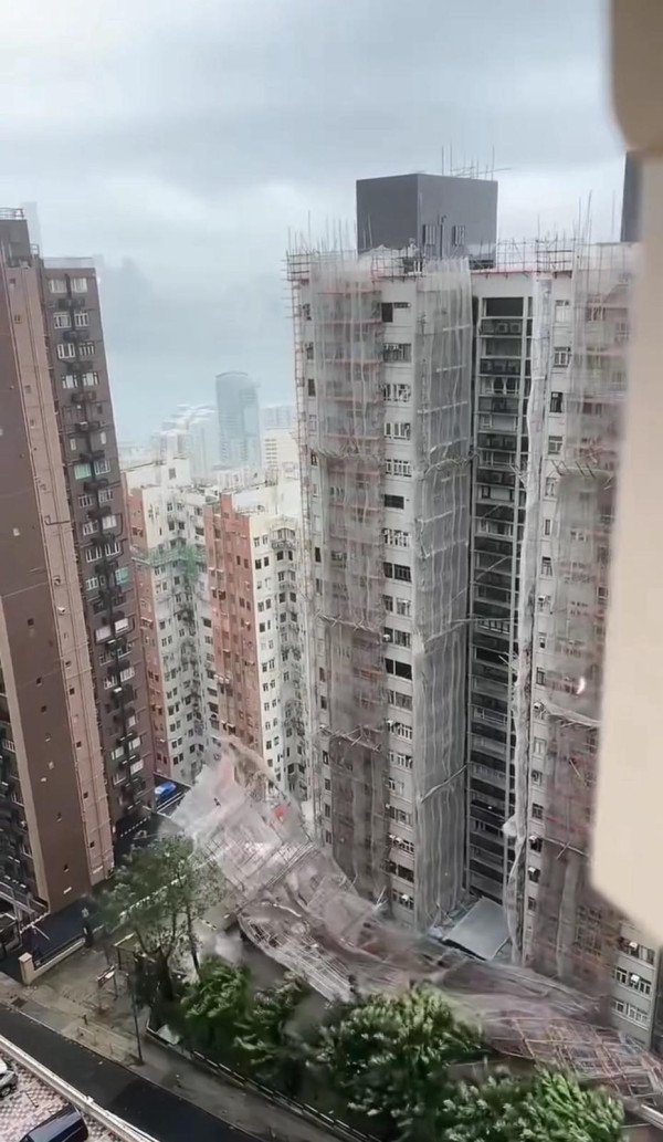 颱風韋帕10號風球驚險場面！屋苑冷氣機吹落街/北角大型棚架倒塌