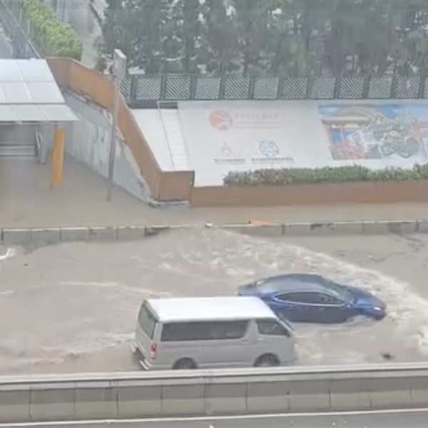 颱風韋帕｜十號風球新田圍邨馬路水浸阻車！港男深水徒手通渠獲網民封平民英雄
