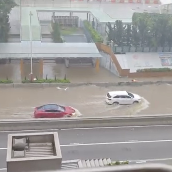颱風韋帕｜十號風球新田圍邨馬路水浸阻車！港男深水徒手通渠獲網民封平民英雄