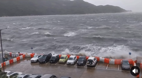 颱風韋帕｜梅窩碼頭大浪吞岸濺濕汽車 網民：免費鹹水洗車！架車唔使要啦！