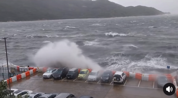 颱風韋帕｜梅窩碼頭大浪吞岸濺濕汽車 網民：免費鹹水洗車！架車唔使要啦！