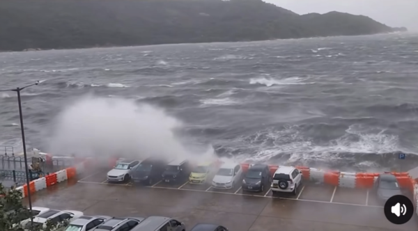 颱風韋帕｜梅窩碼頭大浪吞岸濺濕汽車 網民：免費鹹水洗車！架車唔使要啦！