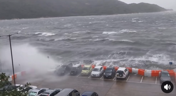 颱風韋帕｜梅窩碼頭大浪吞岸濺濕汽車 網民：免費鹹水洗車！架車唔使要啦！