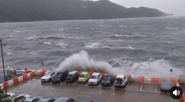 颱風韋帕｜梅窩碼頭大浪吞岸濺濕汽車 網民：免費鹹水洗車！架車唔使要啦！