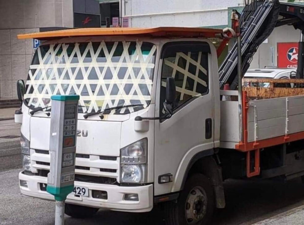 颱風韋帕｜10號風貨車泊街出奇招！擋風玻璃癡膠紙創意變篩！網民：撕到喊