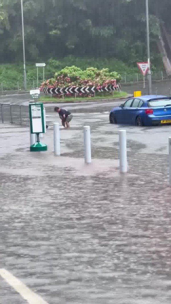 韋帕十號風球新田圍邨馬路水浸阻車，港男深水徒手通渠疏水通馬路（圖片︰Threads截圖）