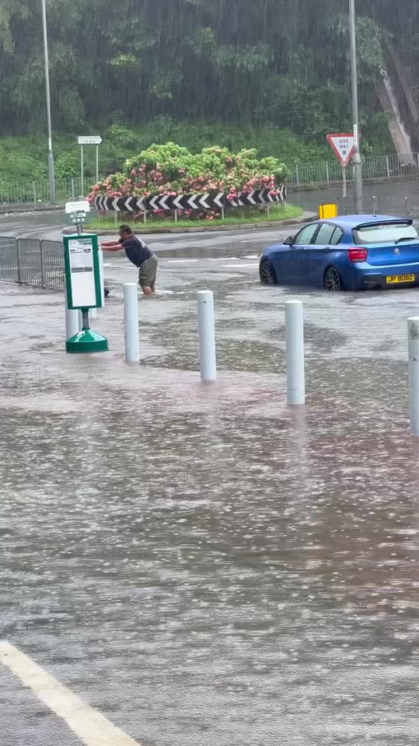 韋帕十號風球新田圍邨馬路水浸阻車，港男深水徒手通渠疏水通馬路（圖片︰Threads截圖）