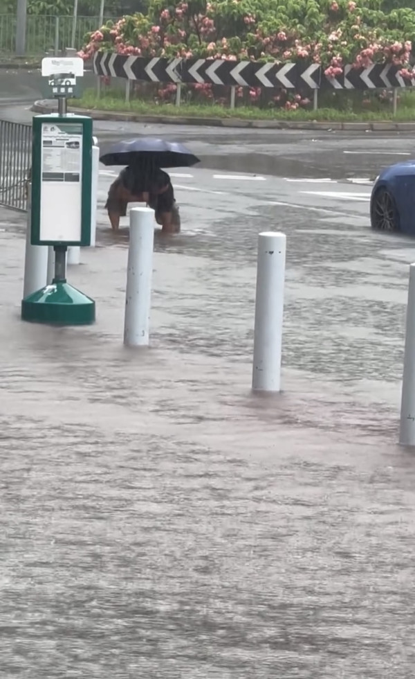 韋帕十號風球新田圍邨馬路水浸阻車，港男深水徒手通渠疏水通馬路（圖片︰Threads截圖）