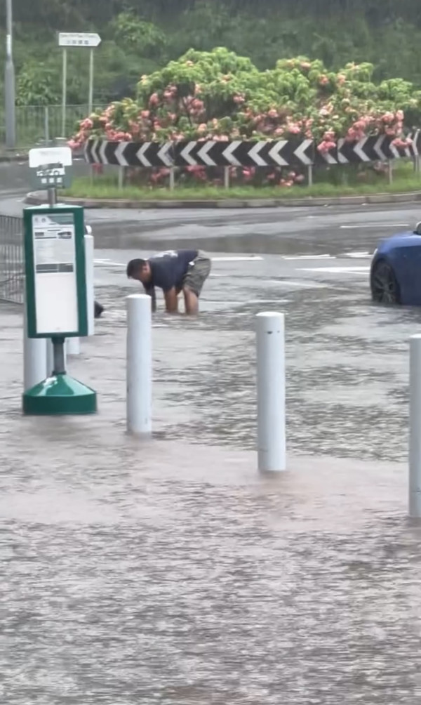 韋帕十號風球新田圍邨馬路水浸阻車，港男深水徒手通渠疏水通馬路（圖片︰Threads截圖）