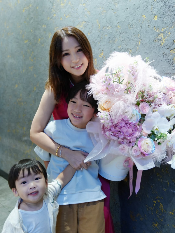 43歲最童顏人妻低炒晒素顏真面目！與細仔同框猶如兩姊弟驚艷網民：完全冇老過