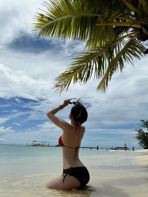 馮盈盈大晒塞班島性感比堅尼照！澎湃上圍白滑美背一覽無遺極火辣！