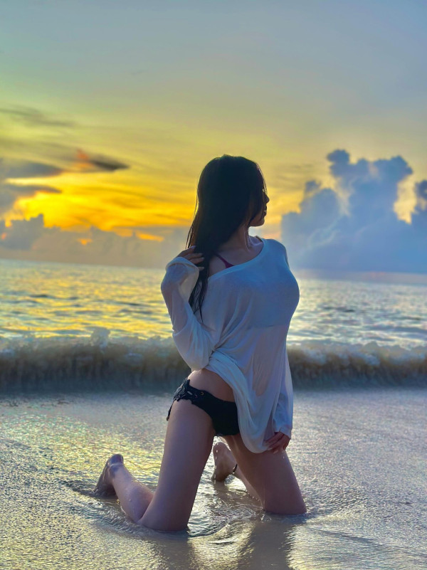 馮盈盈大晒塞班島性感比堅尼照！澎湃上圍白滑美背一覽無遺極火辣！