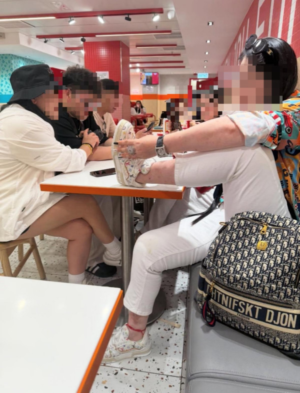 疑似內地女舉腳上枱「曬鞋」 做１事惹眾怒！網民嘲：全身高仿