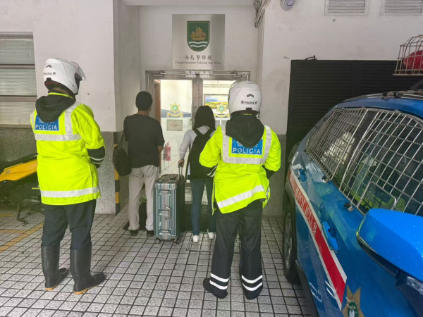 颱風韋帕|澳門旅客9號波暴雨下逆風出行 拖行李篋行大橋被截檢控(有片)