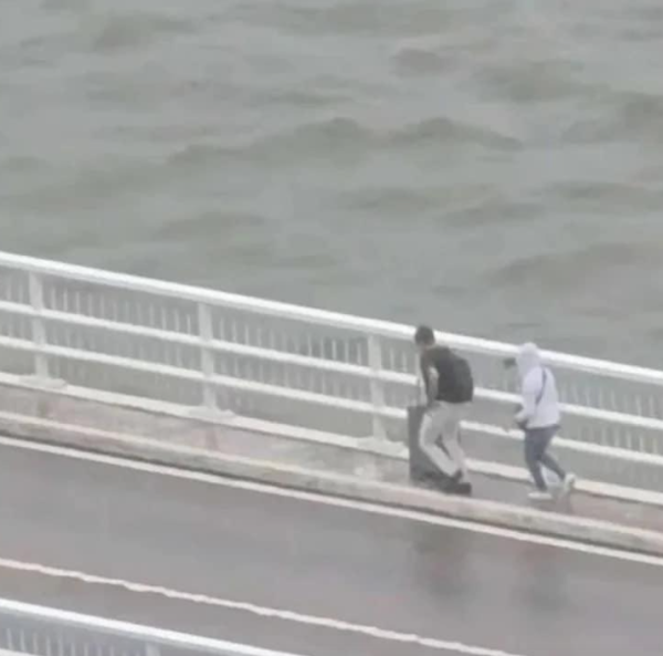 颱風韋帕|澳門旅客9號波暴雨下逆風出行 拖行李篋行大橋被截檢控(有片)