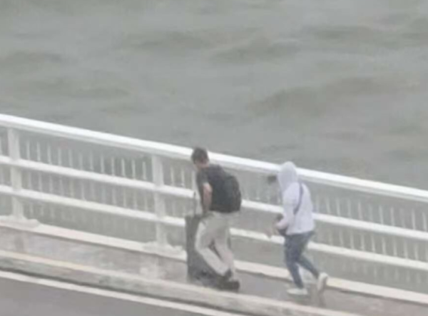 颱風韋帕|澳門旅客9號波暴雨下逆風出行 拖行李篋行大橋被截檢控(有片)