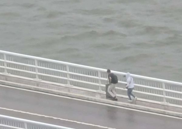 颱風韋帕|澳門旅客9號波暴雨下逆風出行 拖行李篋行大橋被截檢控(有片)