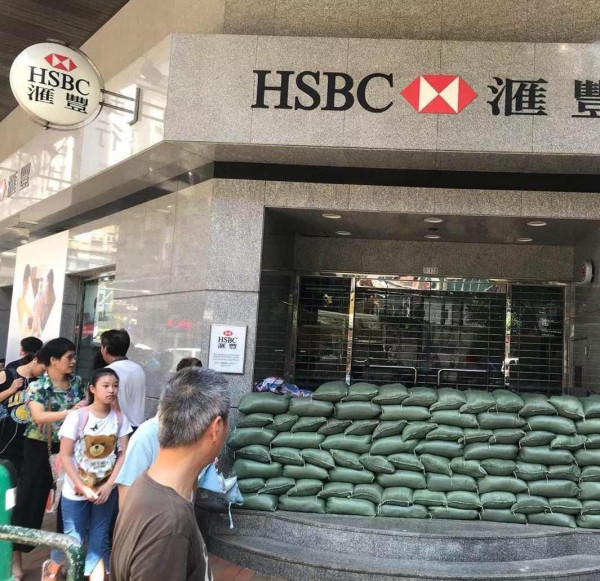 狂風暴雨無阻香港人返工熱情！山竹破壞力驚人超強重溫【多圖】