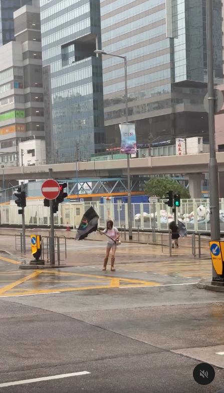颱風韋帕｜短褲女十號波撐傘力抗狂風 縮骨遮吹到甩皮甩骨 網民提議1物比開遮更好用