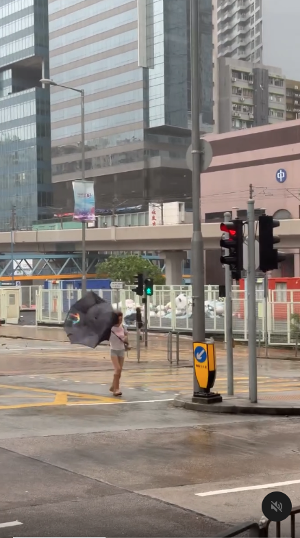 颱風韋帕｜短褲女十號波撐傘力抗狂風 縮骨遮吹到甩皮甩骨 網民提議1物比開遮更好用