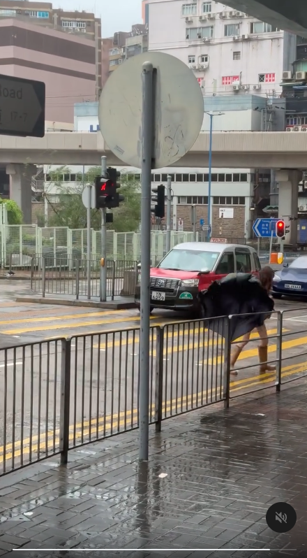 颱風韋帕｜短褲女十號波撐傘力抗狂風 縮骨遮吹到甩皮甩骨 網民提議1物比開遮更好用