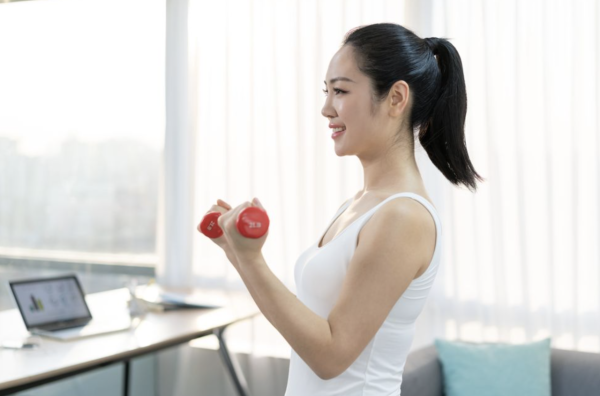 瘦手臂運動 圖片來源：Getty Images