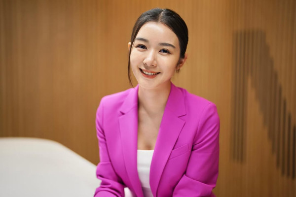 麥明詩入飛機駕駛艙影相影老公盛勁為惹爭議 緊急澄清回應網民質疑安全問題