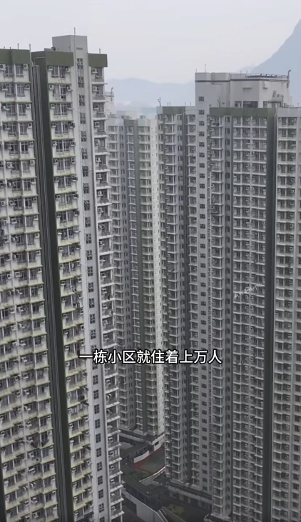他續指，「一棟小區就住著上萬人，每50平方就擠著一家五六口人，整個小區人口堪比國內一個縣。」（截圖︰抖音）