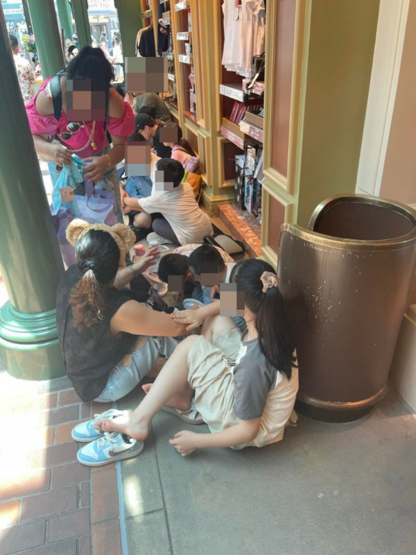 迪士尼商店街地下疑變內地客「集體休息地」排排坐兼做1事：當自己屋企？