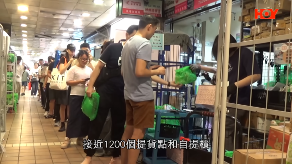 香港多區網購自提點大淪陷驚釀「排隊末日」 市民排足兩日拎幾蚊嘢現場一片混亂