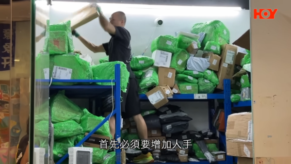 香港多區網購自提點大淪陷驚釀「排隊末日」 市民排足兩日拎幾蚊嘢現場一片混亂
