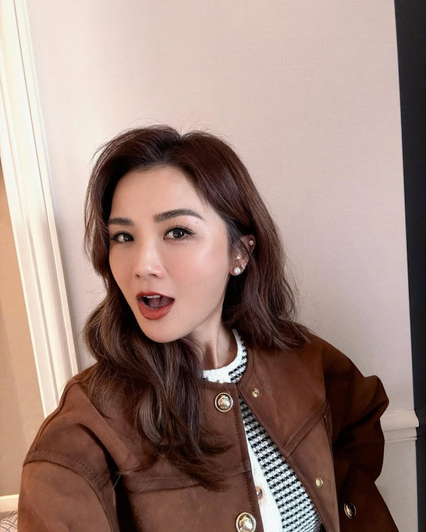 蔡卓妍阿Sa大仔大女生日IG貼全家福慶生 驚爆已為人母真正身份嚇窒網民
