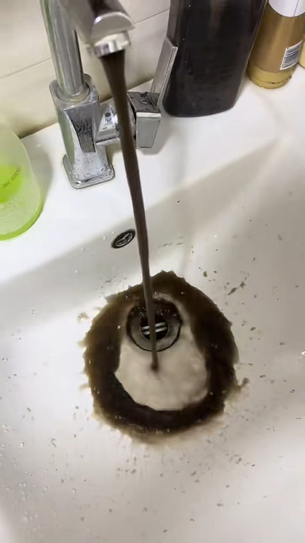 旅客住內地連鎖酒店花灑傳濃烈尿味？ 酒店咁解釋事主拒接受 網民稱下次見到一細節先好住！ 