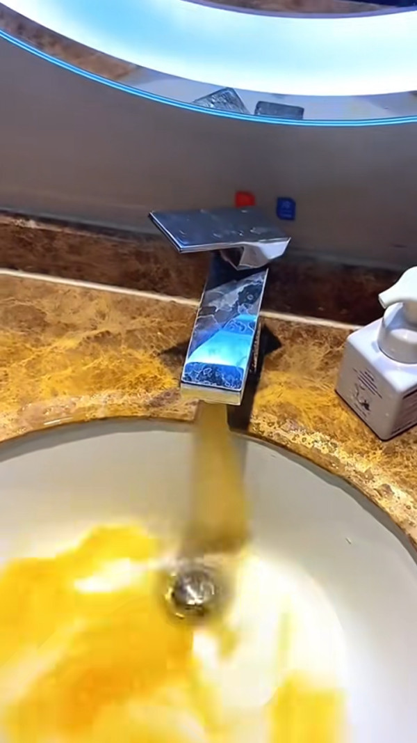 旅客住內地連鎖酒店花灑傳濃烈尿味？ 酒店咁解釋事主拒接受 網民稱下次見到一細節先好住！ 