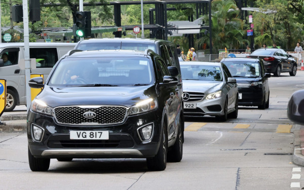 澳車霸快線惹香港司機怒批無知 港人過大海揸車犯大忌 反被網民吐槽