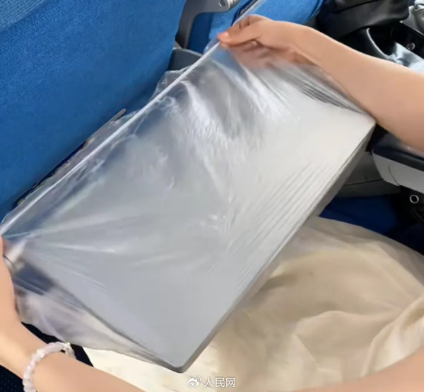 颱風樺加沙|暴風雨女子帶1神器出街 鞋完全無濕網民震驚︰摩西分紅海了?