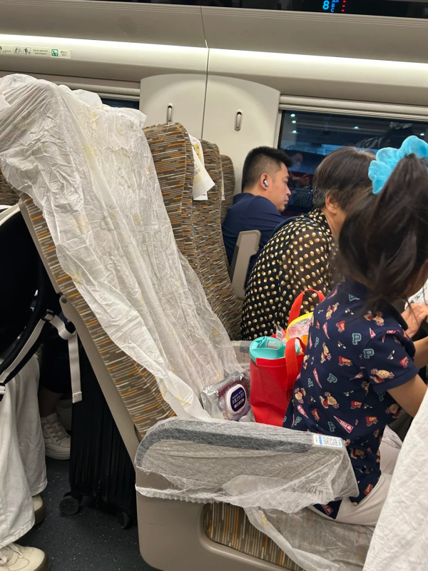 颱風樺加沙|暴風雨女子帶1神器出街 鞋完全無濕網民震驚︰摩西分紅海了?