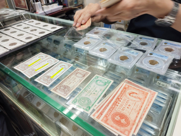 拼多多14蚊入手8.8「紀念幣」 網民爆笑：我有好多 細數香港歷年紀念幣