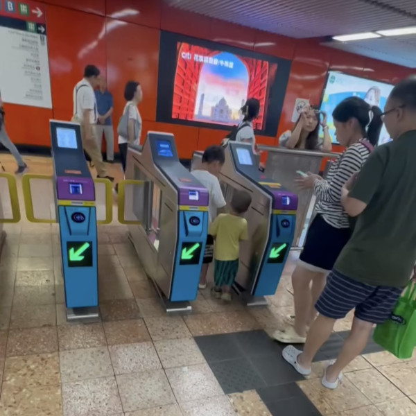 一名內地女子在港鐵旺角站被拍到疑似逃票的影片在網上瘋傳。(圖片截圖：Threads)
