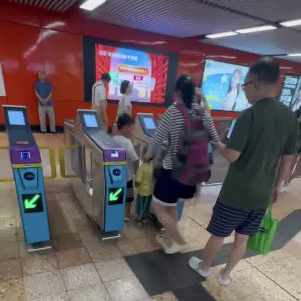一名內地女子在港鐵旺角站被拍到疑似逃票的影片在網上瘋傳。(圖片截圖：Threads)