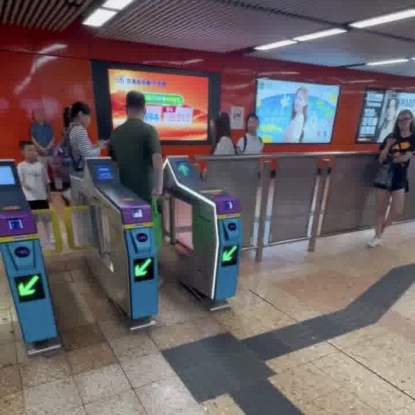 一名內地女子在港鐵旺角站被拍到疑似逃票的影片在網上瘋傳。(圖片截圖：Threads)