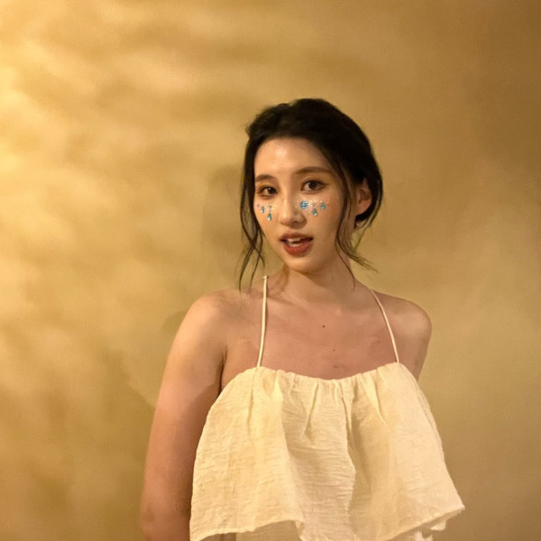 香港小姐2025｜8號岳凡荻23歲Fandi背景IG起底！英國UCL畢業 自稱「岳飛後人」