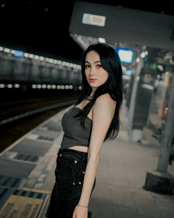 香港小姐2025｜14號何詠多20歲Alison背景IG起底！中英混血兒最年輕佳麗 