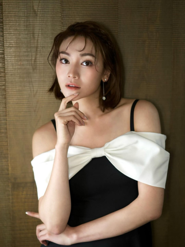 關嘉敏極限谷胸晒超火辣性感寫真 震撼級深長事業線令網民眼前一亮